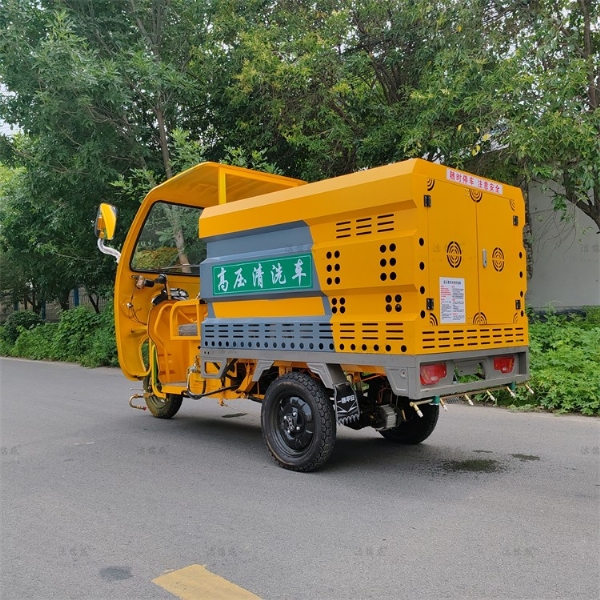 電動(dòng)三輪高壓清洗車半封閉駕駛室